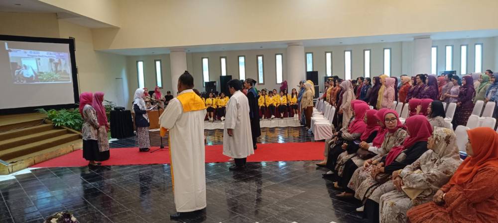 Pelantikan dan Pengambilan Sumpah Bidan Program Studi Pendidikan Profesi Bidan Universitas Kadiri