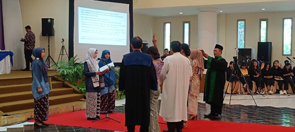 Sumpah Bidan FIK Universitas Kadiri: 283 Calon Bidan Ikuti Prosesi Pelantikan dan Pengambilan Sumpah Profesi
